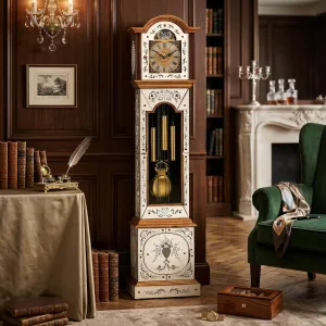Elfenbeinfarbener Barocker Luxus-Pendeluhr mit römischem Zifferblatt und Messing-Glockengewichten Lifestyle-Ansicht von Luxury Group International