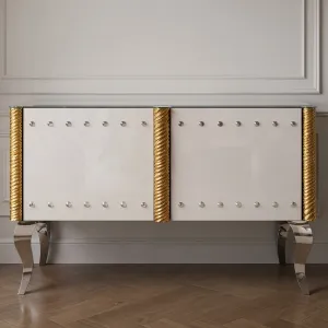 Elfenbeinfarbenes Barock Luxus Sideboard mit silbernen Nietenpaneelen und goldgedrehten Säulen Vorderansicht von Luxury Group International