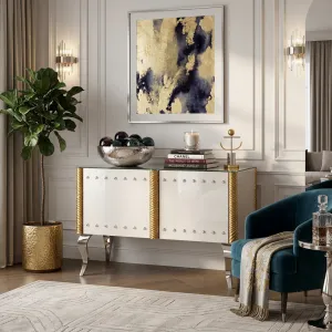 Elfenbeinfarbenes Barock Luxus Sideboard mit silbernen Nietenpaneelen und goldgedrehten Säulen Lifestyle-Ansicht von Luxury Group International