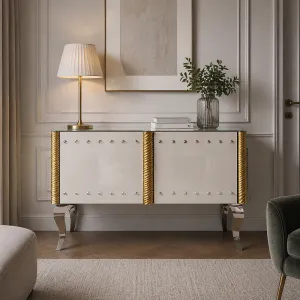 Elfenbeinfarbenes Barock Luxus Sideboard mit silbernen Nietenpaneelen und goldgedrehten Säulen Lifestyle-Ansicht von Luxury Group International