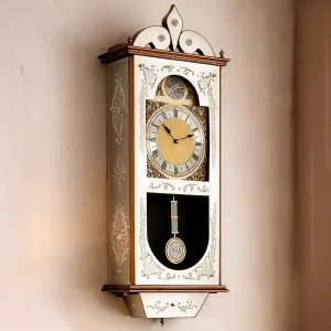 Elfenbeinfarbener Barocker Luxus-Wandpendeluhren mit Goldblatt-Motiv und Holzverzierung Vorderansicht von Luxury Group International