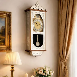 Elfenbeinfarbener Barocker Luxus-Wandpendeluhren mit Goldblatt-Motiv und Holzverzierung Lifestyle-Ansicht von Luxury Group International