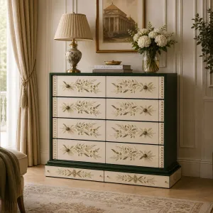 Luxus-Kommode mit elfenbeinfarbenen floral gravierten Fronten und dunklem Hochglanzrahmen Lifestyle-Ansicht von Luxury Group International