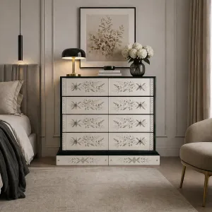 Luxus-Kommode mit elfenbeinfarbenen floral gravierten Fronten und dunklem Hochglanzrahmen Lifestyle-Ansicht von Luxury Group International