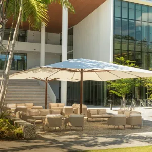 Grand Parasol Rectangulaire de Luxe en Bois Blanc pour Terrasse et Ombre au Bord de la Piscine Vue lifestyle par Luxury Group International