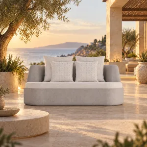 Sofá Curvo de Exterior en Gris Claro y Blanco con Cojines Texturizados – 178 cm - Mobiliario de Hotel de Lujo Vista lifestyle por Luxury Group International
