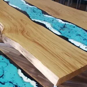 Live Edge Holz Luxus Outdoor Esstisch mit blauer Harz-Flussintarsie Detailansicht von Luxury Group International