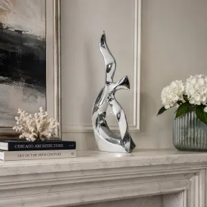 Scultura di Gabbiano Astratto in Bronzo di Lusso con Ali Ampie - Figura in Bronzo di Lusso Vista lifestyle di Luxury Group International