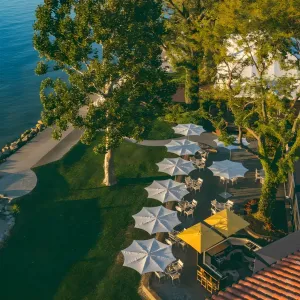 Parasol en aluminium de luxe pour un style de vie extérieur moderne et les espaces au bord de la piscine Vue lifestyle par Luxury Group International