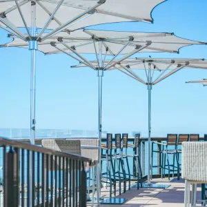 Parasol en aluminium de luxe pour un style de vie extérieur moderne et les espaces au bord de la piscine Vue lifestyle par Luxury Group International