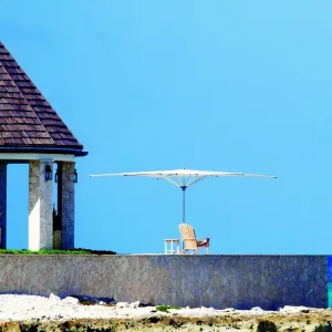 Parasol en aluminium de luxe pour un style de vie extérieur moderne et les espaces au bord de la piscine Vue de côté par Luxury Group International