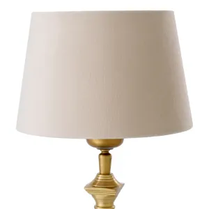 Luxus Tischlampe aus antikem Messing mit klassischem Säulenfuß – Luxus Hotelmöbel Detailansicht von Luxury Group International