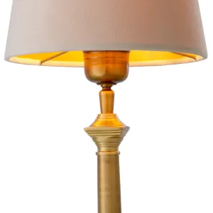 Luxus Tischlampe aus antikem Messing mit klassischem Säulenfuß – Luxus Hotelmöbel Detailansicht von Luxury Group International