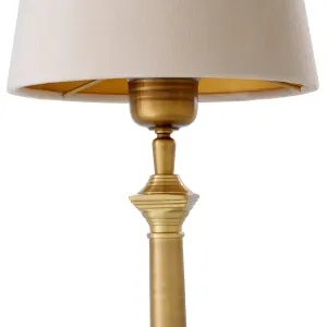 Luxus Tischlampe aus antikem Messing mit klassischem Säulenfuß – Luxus Hotelmöbel Detailansicht von Luxury Group International