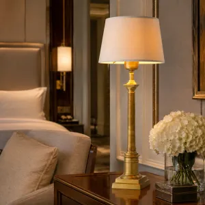 Luxus Tischlampe aus antikem Messing mit klassischem Säulenfuß – Luxus Hotelmöbel Lifestyle-Ansicht von Luxury Group International