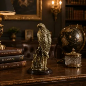 Luxus Antike Bronze-Falkenskulptur auf modelliertem Felsen und Holzsockel – Luxus Bronzefigur Lifestyle-Ansicht von Luxury Group International