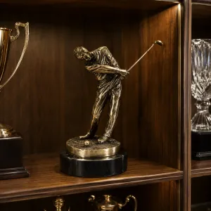 Luxus Antike Bronze Golfer-Skulptur auf schwarzem Steinsockel Lifestyle-Ansicht von Luxury Group International