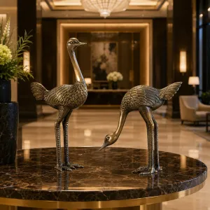 Luxus Antike Bronze Strauß Skulpturenpaar in Kontrastierenden Posen Lifestyle-Ansicht von Luxury Group International