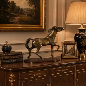 Scultura di Cavallo Rampante in Bronzo Antico di Lusso su Base in Legno Lucido - Figura in Bronzo di Lusso Vista lifestyle di Luxury Group International