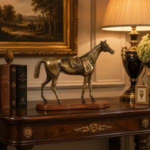Scultura di Cavallo Sellato in Bronzo Antico di Lusso su Base in Legno Lucidato - Figura in Bronzo di Lusso Vista lifestyle di Luxury Group International