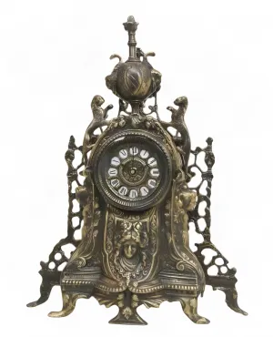 Horloge de Table de Luxe en Bronze Antique avec Cime Baroque et Cadre Ornemental Sculptural Vue de face par Luxury Group International