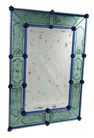 Miroir Mural Vénitien Antique de Luxe avec Rosaces Florales Bleues dans un Cadre en Verre Vert Gravé Vue de face par Luxury Group International