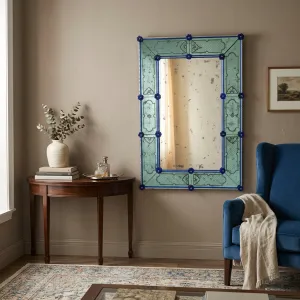 Miroir Mural Vénitien Antique de Luxe avec Rosaces Florales Bleues dans un Cadre en Verre Vert Gravé Vue lifestyle par Luxury Group International