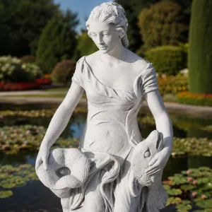 Statua da Giardino di Lusso con Fanciulla Acquatica e Drappeggio Fluttuante - Scultura Classica di Lusso Vista dettaglio di Luxury Group International