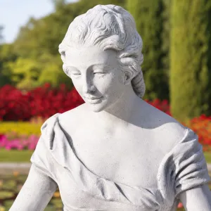 Statua da Giardino di Lusso con Fanciulla Acquatica e Drappeggio Fluttuante - Scultura Classica di Lusso Vista dettaglio di Luxury Group International
