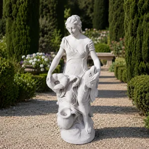 Statua da Giardino di Lusso con Fanciulla Acquatica e Drappeggio Fluttuante - Scultura Classica di Lusso Vista lifestyle di Luxury Group International