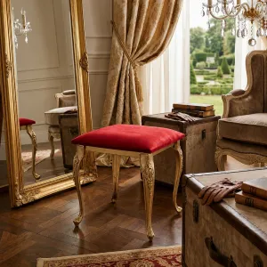 Luxus Barocker Bronzehocker mit Rot Gepolstertem Sitz & Skulptierten Cabriole-Beinen – Luxus Hocker Lifestyle-Ansicht von Luxury Group International