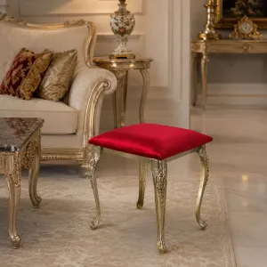 Luxus Barocker Bronzehocker mit Rot Gepolstertem Sitz & Skulptierten Cabriole-Beinen – Luxus Hocker Lifestyle-Ansicht von Luxury Group International
