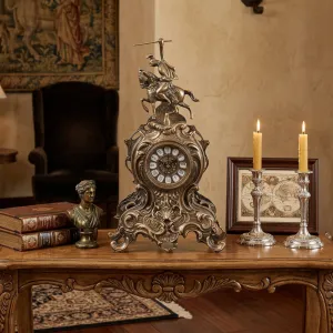 Reloj de Mesa de Bronce Barroco de Lujo con Jinete Ecuestre y Adornos Ornamentales Vista lifestyle por Luxury Group International