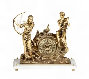 Reloj de Mesa de Bronce Barroco de Lujo con Arpista y Flautista sobre Base de Piedra Blanca por Luxury Group International