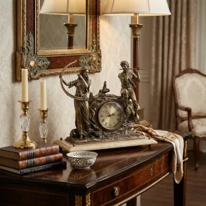 Reloj de Mesa de Bronce Barroco de Lujo con Arpista y Flautista sobre Base de Piedra Blanca Vista lifestyle por Luxury Group International