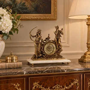 Reloj de Mesa de Bronce Barroco de Lujo con Arpista y Flautista sobre Base de Piedra Blanca Vista lifestyle por Luxury Group International