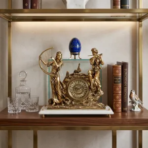 Reloj de Mesa de Bronce Barroco de Lujo con Arpista y Flautista sobre Base de Piedra Blanca Vista lifestyle por Luxury Group International