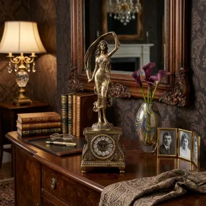 Orologio da Tavolo di Lusso in Bronzo Barocco con Donna che Tiene un Nastro Fluttuante Vista lifestyle di Luxury Group International