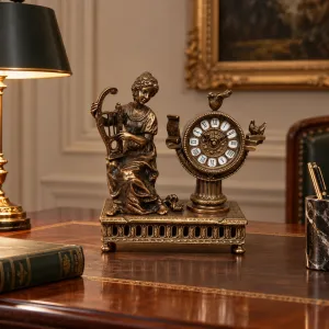 Reloj de Mesa Barroco de Bronce de Lujo con Jugadora de Lira y Pájaros Esculpidos Vista lifestyle por Luxury Group International