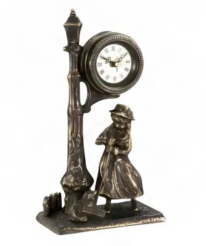 Reloj de Mesa Barroco de Bronce de Lujo con Farola y Figura de Dama Vista frontal por Luxury Group International