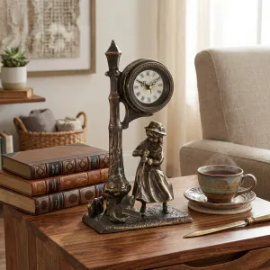 Reloj de Mesa Barroco de Bronce de Lujo con Farola y Figura de Dama Vista lifestyle por Luxury Group International