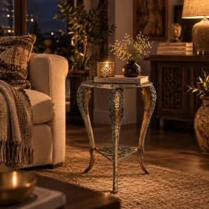 Luxuriöser barocker Bronze-Dreibein-Beistelltisch mit durchbrochenem rundem Tischblatt – Luxus Beistelltische Vorderansicht von Luxury Group International