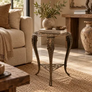 Luxuriöser barocker Bronze-Dreibein-Beistelltisch mit durchbrochenem rundem Tischblatt – Luxus Beistelltische Lifestyle-Ansicht von Luxury Group International