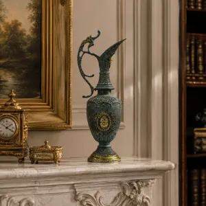Luxus Barock Bronzevase mit Kannenhals, Ornamentaler Reliefverzierung & Rundem Sockel - Luxusvasen Lifestyle-Ansicht von Luxury Group International
