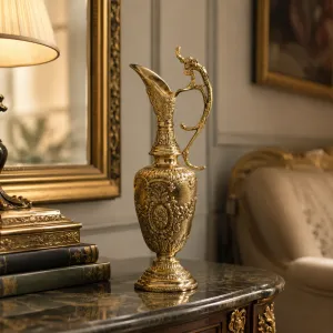 Luxus Barock Bronzevase mit Kannenhals, Ornamentaler Reliefverzierung & Rundem Sockel - Luxusvasen Lifestyle-Ansicht von Luxury Group International