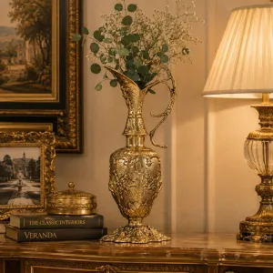 Luxus Barock Bronzevase mit Kannen-Ausguss & Skulptiertem Griff – Luxusvasen Lifestyle-Ansicht von Luxury Group International