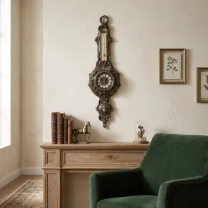 Luxus Barock Bronze Wanduhr mit Thermometer und Skulptiertem Gesichtsmedaillon Lifestyle-Ansicht von Luxury Group International