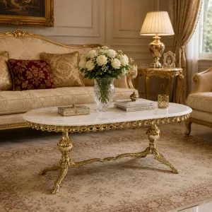 Luxus Barock-Couchtisch mit ovaler Marmorplatte und skulpturalem Sockel aus Bronze Lifestyle-Ansicht von Luxury Group International