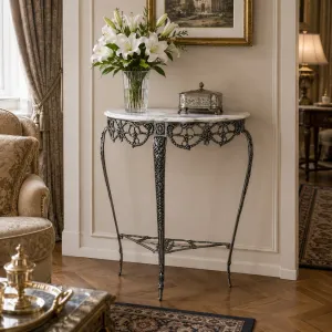 Luxus Barock-Konsole mit Halbmond-Marmorplatte auf kunstvollem Bronze-Gestell – Luxus-Konsole Lifestyle-Ansicht von Luxury Group International