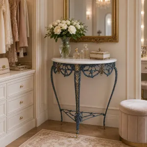 Luxus Barock-Konsole mit Halbmond-Marmorplatte auf kunstvollem Bronze-Gestell – Luxus-Konsole Lifestyle-Ansicht von Luxury Group International